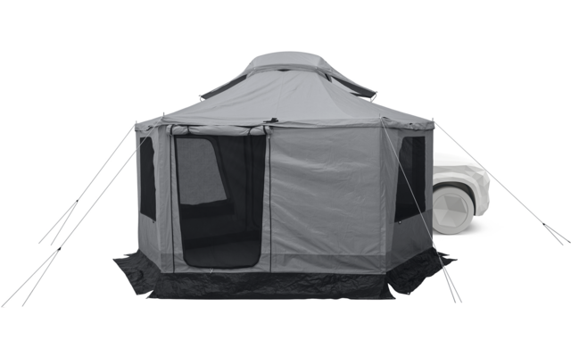 Graues, rechteckiges Zelt mit offenem Eingang, Netzfenstern und Abspannleinen, an der Seite eines weißen Fahrzeugs befestigt
