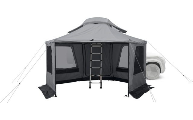 Graues aufgeklapptes Zelt mit offenem Eingang, mittig stehender Leiter, zwei seitlichen Fenstern mit Moskitonetz, sichtbaren Abspannleinen und rechts teilweise sichtbarem weißen Fahrzeug mit Rad