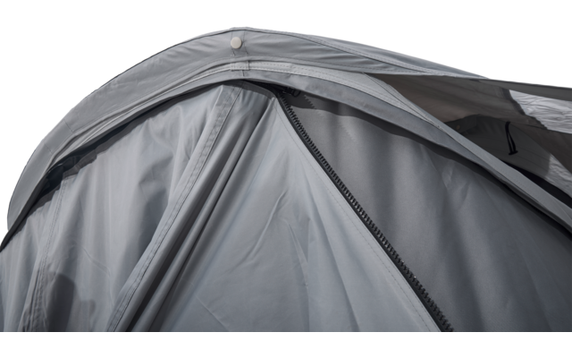 Nahaufnahme eines grauen Zeltstoffs mit sichtbarer Naht und Reißverschluss