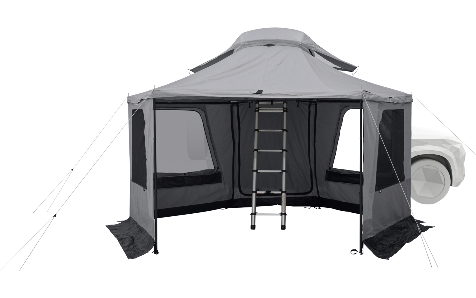 Graues aufgeklapptes Zelt mit offenem Eingang, mittig stehender Leiter, zwei seitlichen Fenstern mit Moskitonetz, sichtbaren Abspannleinen und rechts teilweise sichtbarem weißen Fahrzeug mit Rad