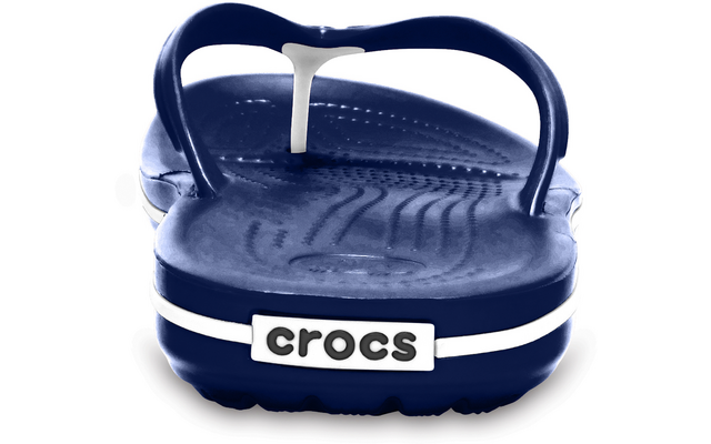 Tongs Crocs bleues avec lanière entre les orteils et logo 'crocs' au talon