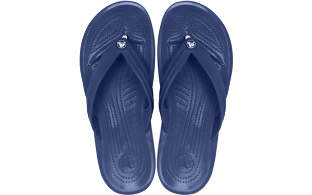 Deux tongs bleu foncé vus de dessus, matériau en caoutchouc, brides avec pastille logo ronde, semelles intérieures texturées