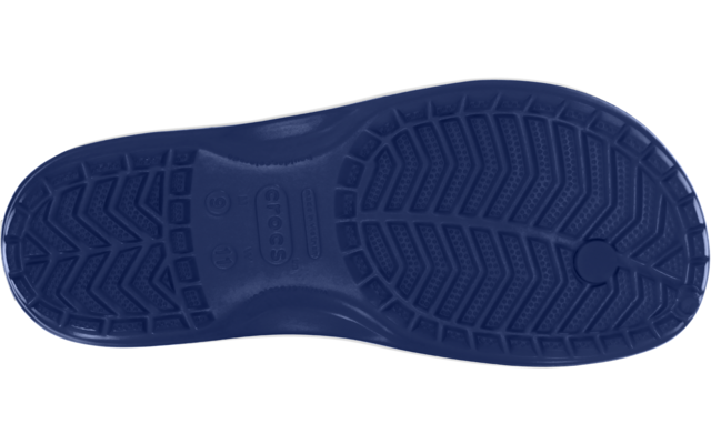 Semelle de chaussure bleue vue par en dessous avec motif de semelle, isolée sur fond blanc