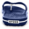Tongs Crocs bleues avec lanière entre les orteils et logo 'crocs' au talon