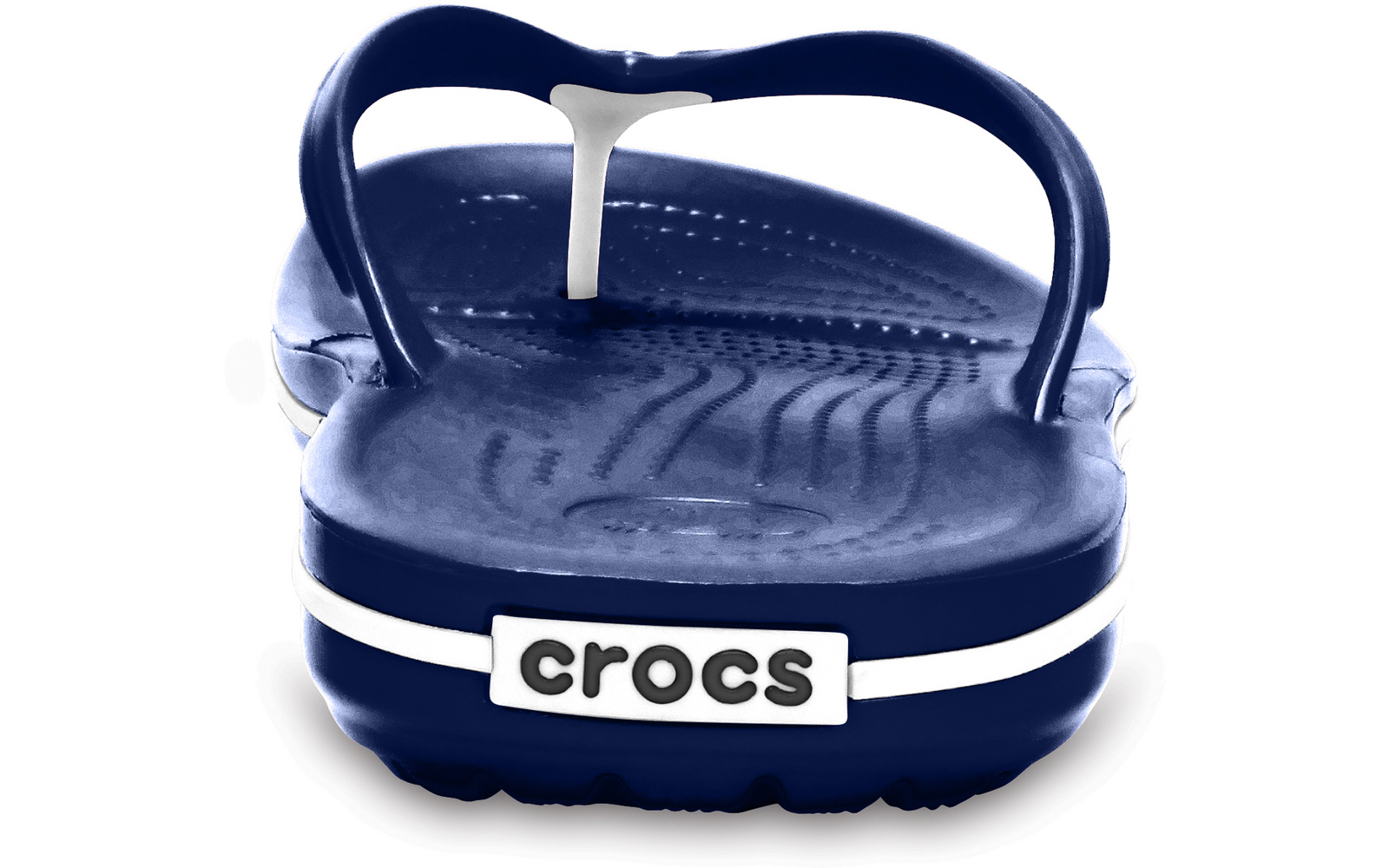 Tongs Crocs bleues avec lanière entre les orteils et logo 'crocs' au talon