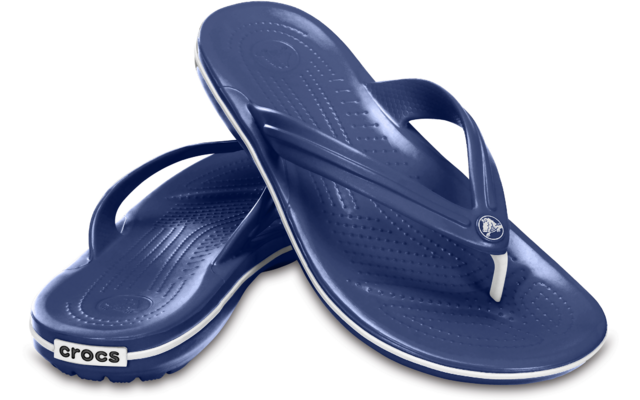 Deux tongs en caoutchouc bleu foncé avec semelles intérieures texturées, une bande blanche sur la semelle et le logo crocs visible sur le côté, l'une légèrement superposée à l'autre