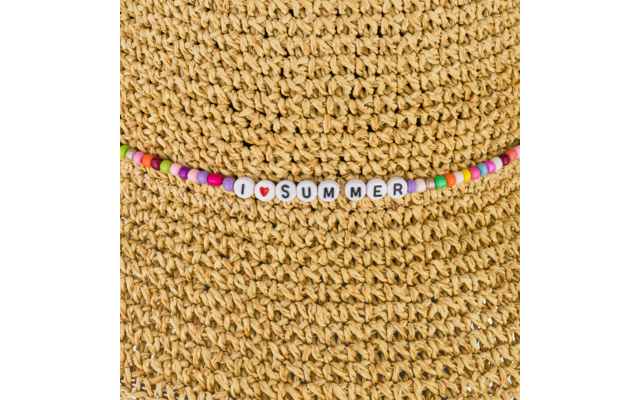Geflochtener strohfarbener Hut mit Perlenband aus weißen Buchstabenperlen 'I ♥ SUMMER' und bunten Perlen