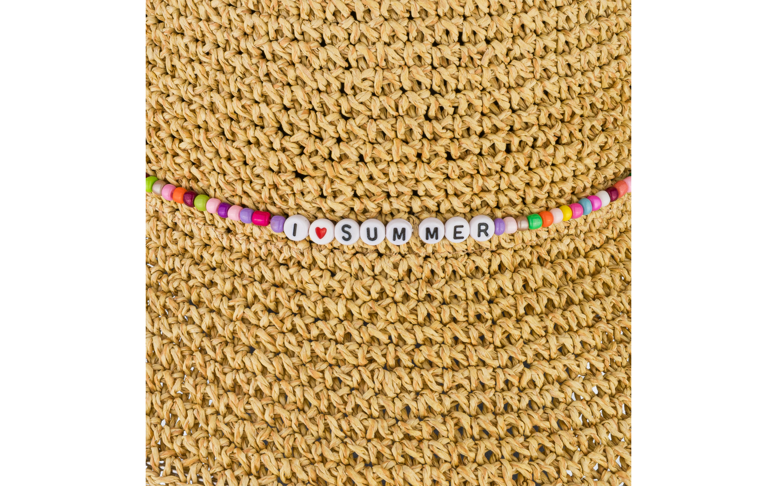 Geflochtener strohfarbener Hut mit Perlenband aus weißen Buchstabenperlen 'I ♥ SUMMER' und bunten Perlen