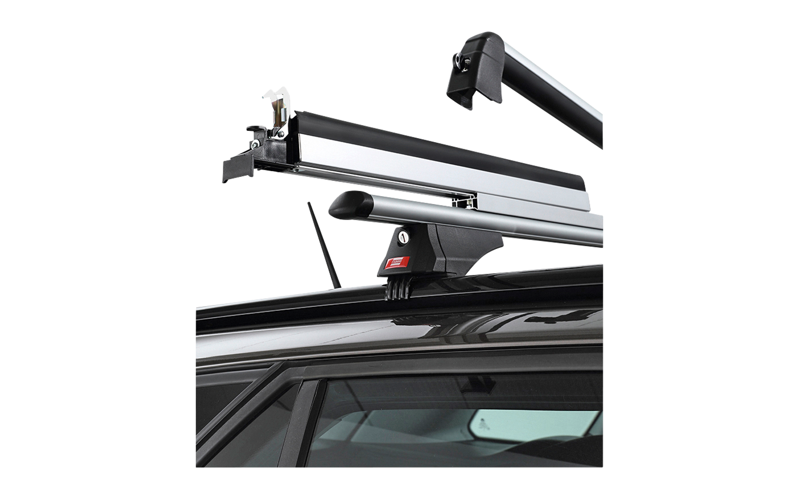 Primo piano di due traverse portapacchi sul tetto di un'auto, una con estremità aperta