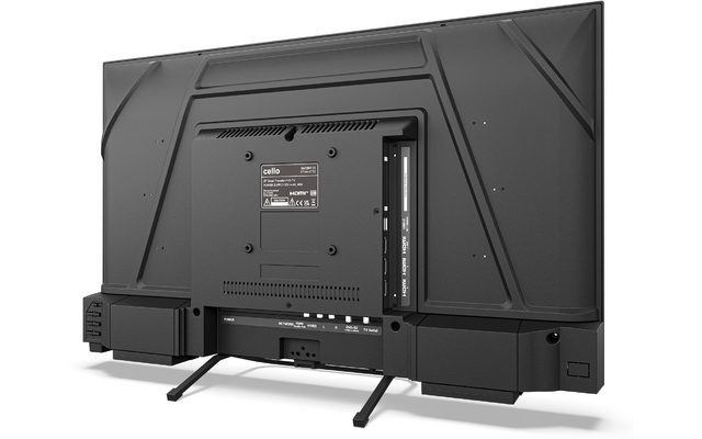 Achterzijde van een zwarte flatscreen-tv op twee metalen poten, zichtbare ventilatieopeningen, aansluitpoorten en een centraal etiket met tekst