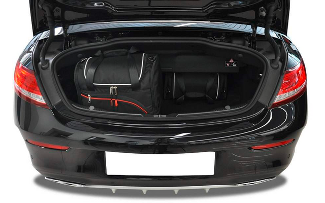 Coffre ouvert d'une voiture noire avec deux sacs noirs