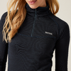 Vrouw met halflang blond haar draagt een zwart shirt met lange mouwen, korte rits en klein logo