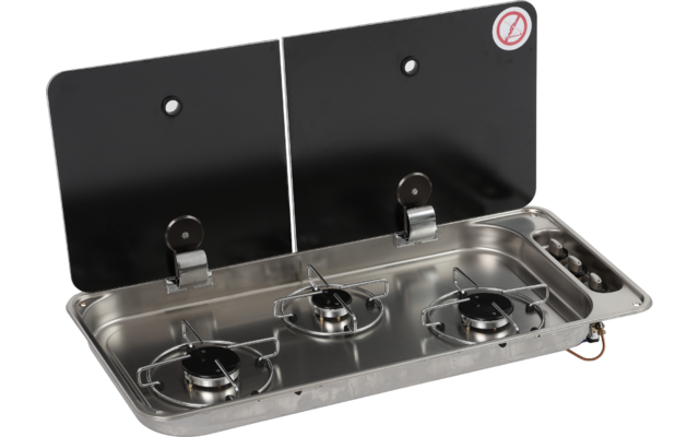 Edelstahl-Kocher mit drei sichtbaren Brennern und Metallgittern, zwei aufgestellte schwarze Klappdeckel, rechts drei Drehknöpfe und ein Gasanschluss