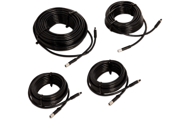 Vier schwarze USB-Kabel mit unterschiedlichen Steckertypen auf weißem Hintergrund