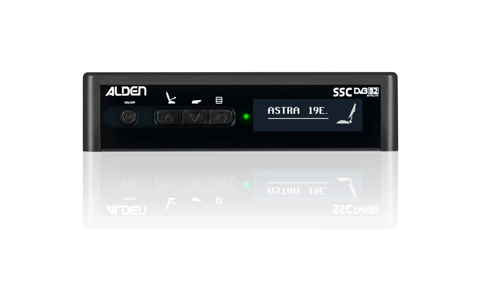 Schwarze Frontplatte eines elektronischen Geräts mit dem Schriftzug "ALDEN" links, vier Tasten und einer grünen LED, rechts ein Display mit dem Text "ASTRA 19E." und einem Sitz-Piktogramm, Beschriftung "SSC DAB32" oben rechts, Spiegelung auf weißem H