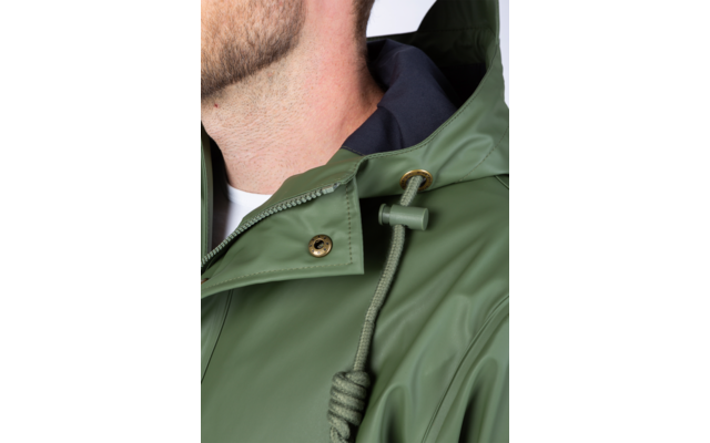 Nahaufnahme von Hals und Kinn einer Person in grüner Regenjacke mit Kapuze, Kordelzug mit Knoten und Metallöse, weißes T‑Shirt sichtbar
