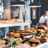Verschiedene Brotsorten und Gebäck auf einem Tisch in einer Bäckerei