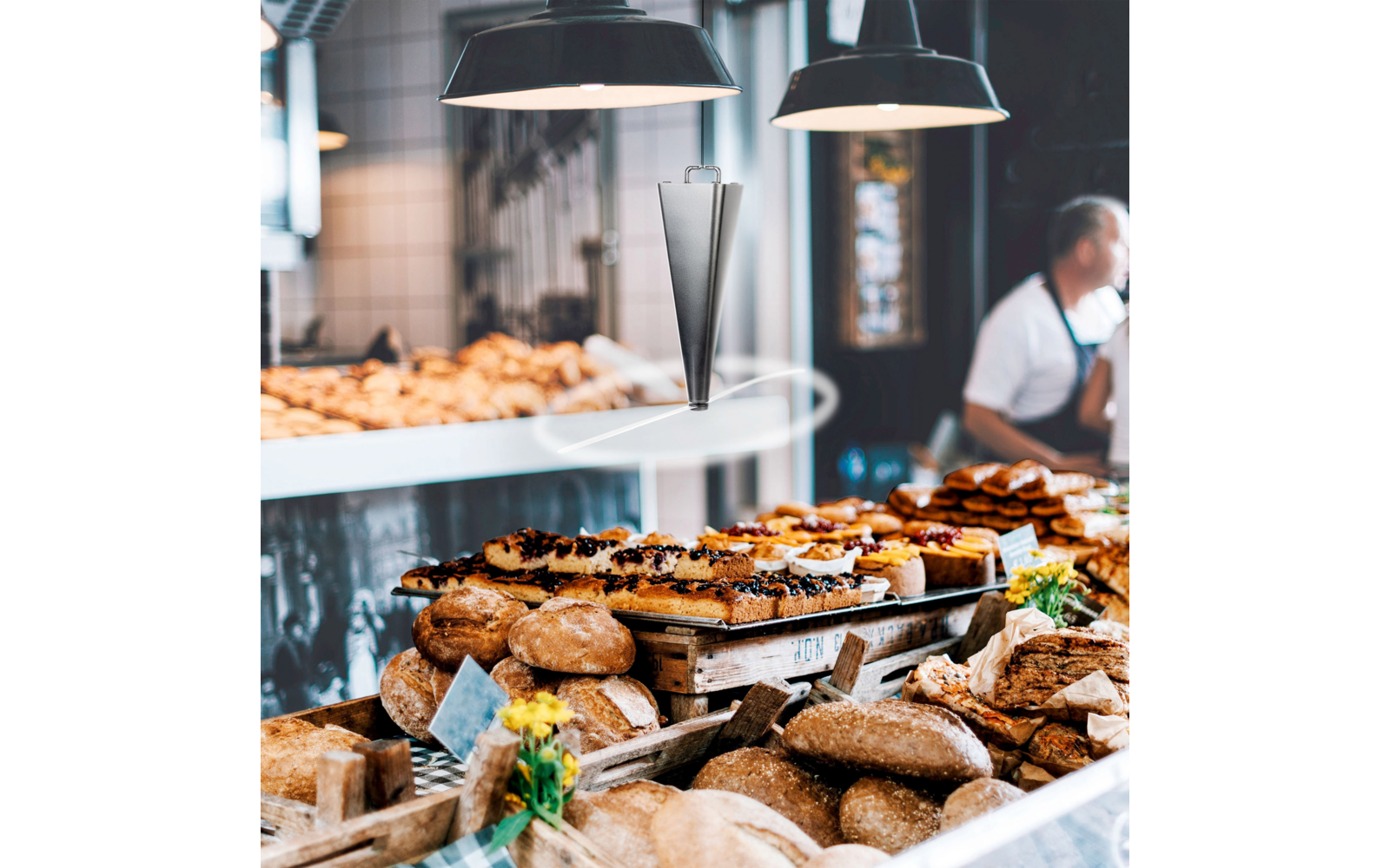 Verschiedene Brotsorten und Gebäck auf einem Tisch in einer Bäckerei