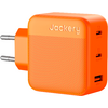 Orangener quadratischer Steckadapter mit zwei runden Metallstiften, geprägtem Schriftzug "Jackery", diagonaler Riffelung und drei seitlichen USB-Anschlüssen (zwei Typ-C, ein Typ-A)