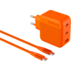 Oranger Ladeadapter mit zwei runden Steckstiften, eingeprägtem Jackery-Schriftzug, drei seitlichen Ladeanschlüssen und zwei orangen USB-C-Kabeln