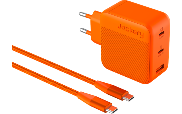 Oranger Ladeadapter mit zwei runden Steckstiften, eingeprägtem Jackery-Schriftzug, drei seitlichen Ladeanschlüssen und zwei orangen USB-C-Kabeln