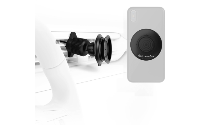 Schwarzer runder Adapter auf der Rückseite eines Smartphones neben einer schwarzen Lüftungsklammer mit Befestigungsstift