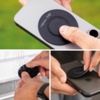 Dreiteiliges Bild: oben Hand drückt runden schwarzen Klebepad auf die Rückseite eines weißen Smartphones; unten links Hand hält denselben Pad unter fließendem Wasser; unten rechts zwei Hände befestigen den Pad auf die Rückseite eines schwarzen Smartp
