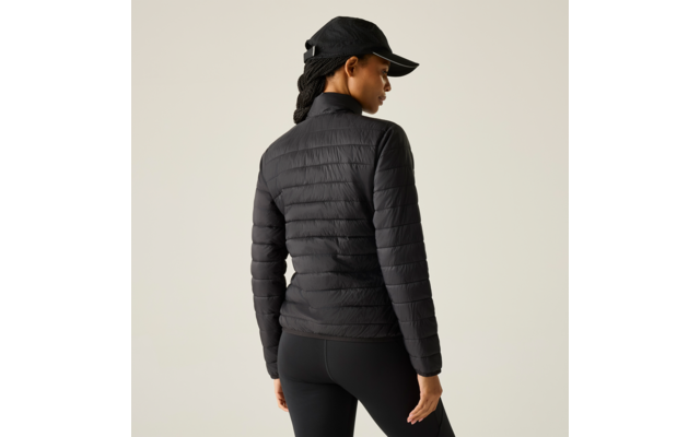 Person von hinten, schwarze gesteppte Jacke, schwarze Baseballkappe, schwarze Leggings, geflochtenes Haar, heller einfarbiger Hintergrund