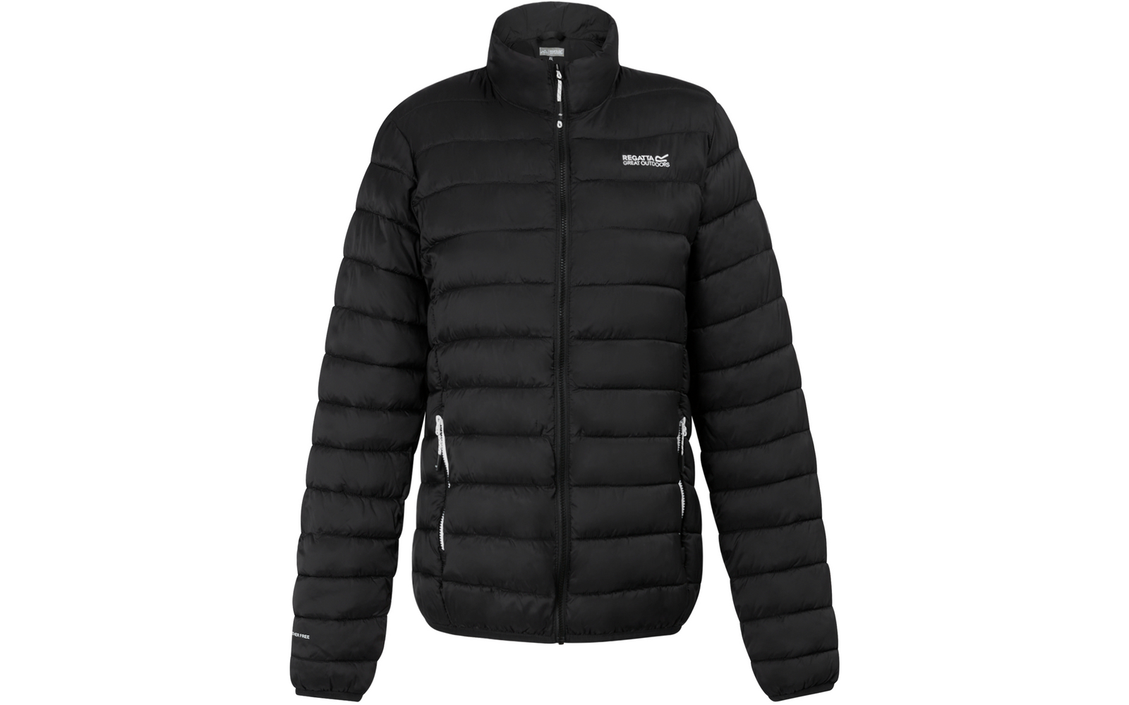 Schwarze gesteppte Winterjacke mit durchgehendem Reißverschluss, hohem Stehkragen, seitlichen Reißverschlusstaschen und kleinem weißen Logo auf der linken Brust