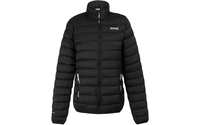 Schwarze gesteppte Winterjacke mit durchgehendem Reißverschluss, hohem Stehkragen, seitlichen Reißverschlusstaschen und kleinem weißen Logo auf der linken Brust