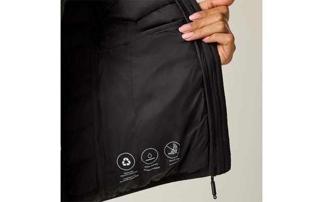 Hand hält eine geöffnete schwarze Jacke, Innenfutter sichtbar mit drei weißen Kreis-Symbolen und kleinem Text, Reißverschluss-Zipper und beiger Hintergrund