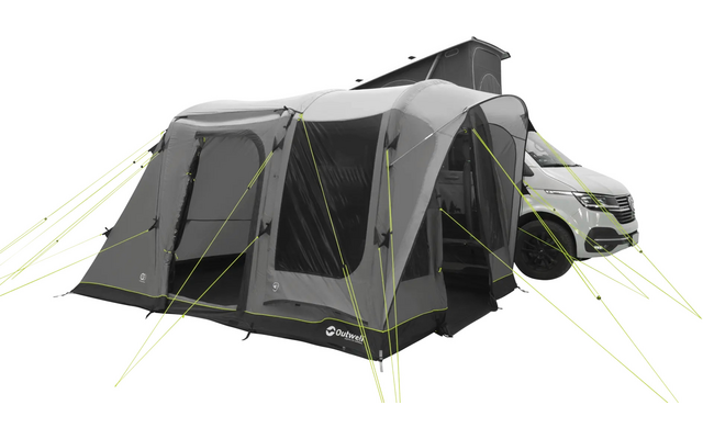 Weißer Camping-Van mit großem grauem aufblasbarem Vorzelt, mehreren Fenstern und leuchtgrünen Abspannleinen