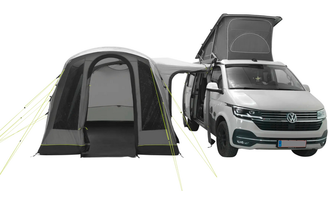 Weißer Camper-Van mit hochgeklapptem Aufstelldach und offener Schiebetür; daneben ein graues Vorzelt am Fahrzeug mit geöffnetem Eingang und gespannten Abspannleinen