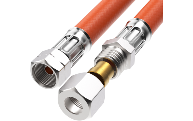 Zwei orangefarbene Schläuche mit silbernen Metallanschlüssen; ein Anschluss zeigt Innengewinde, der andere Außengewinde mit sichtbarem Messingteil