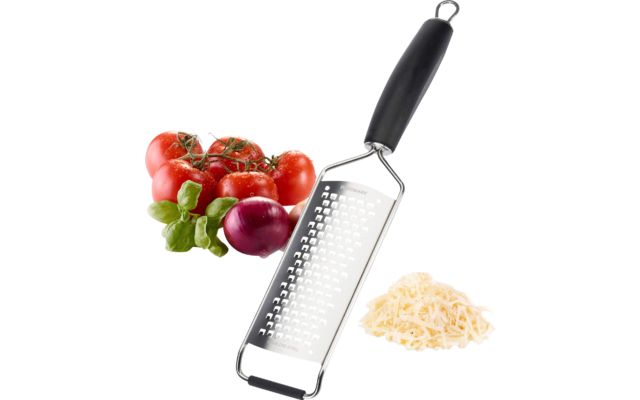 RVS-rasp met zwart handvat, daarnaast geraspte kaas, drie trostomaten, een rode ui en basilicumblaadjes op een witte achtergrond