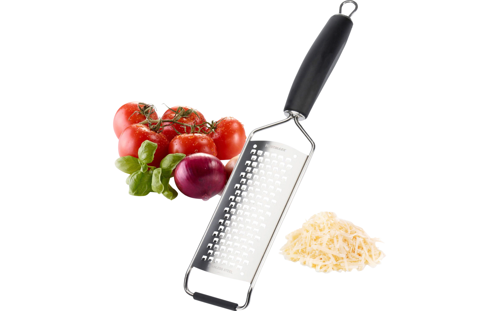 RVS-rasp met zwart handvat, daarnaast geraspte kaas, drie trostomaten, een rode ui en basilicumblaadjes op een witte achtergrond