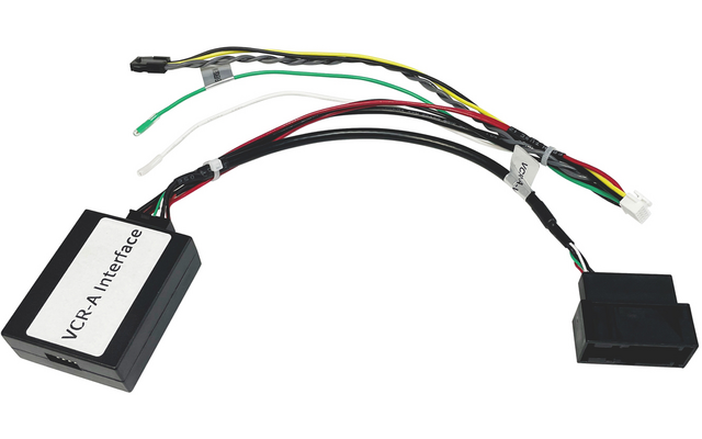 Schwarzes rechteckiges Modul mit Aufkleber "VCR-A Interface", daran bunte Kabel (rot, schwarz, gelb, grün, weiß) mit weißen Steckern und ein schwarzer rechteckiger Stecker auf weißem Hintergrund