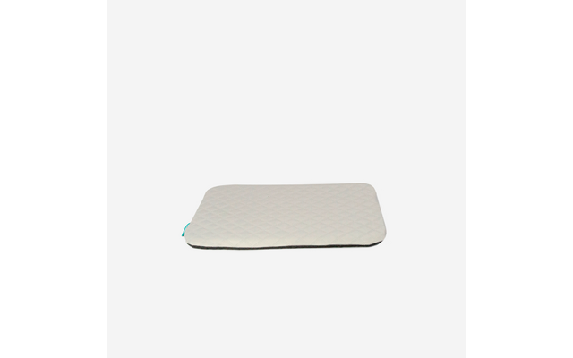 Rechteckige, flache, hellgraue gesteppte Matte mit sichtbarer schwarzer Unterseite und kleinem türkisfarbenem Etikett auf weißem Hintergrund