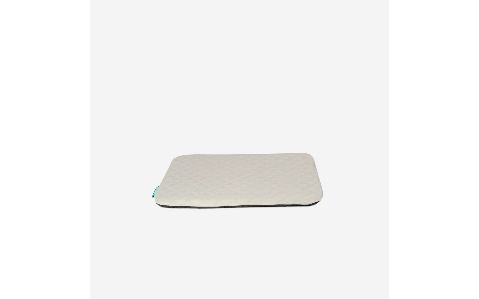 Rechteckige, flache, hellgraue gesteppte Matte mit sichtbarer schwarzer Unterseite und kleinem türkisfarbenem Etikett auf weißem Hintergrund