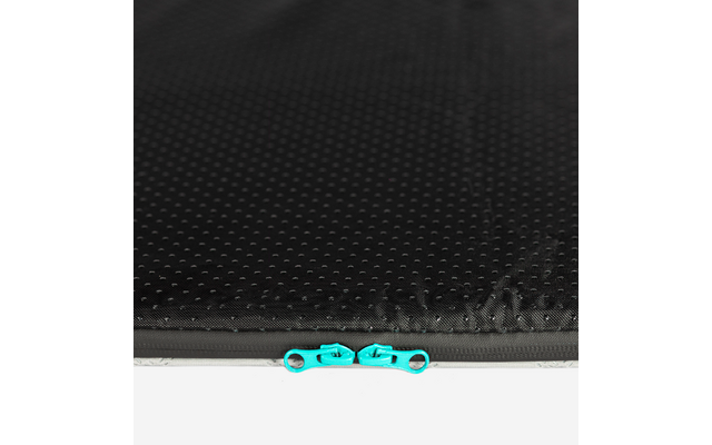 Schwarze, genoppte Oberfläche mit zwei türkisfarbenen Zipper-Schiebern nebeneinander an der unteren Kante; darunter silberner Rand und weißer Hintergrund