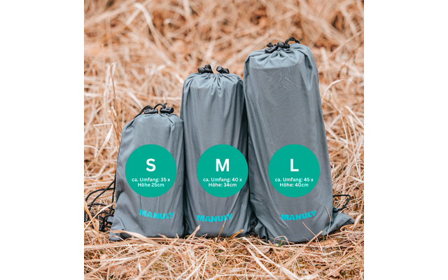Drei graue Beutel mit Zugband stehen auf trockenem Gras; grüne Kreise mit den Buchstaben S, M, L und blaue Schrift 'MANULY' auf den Beuteln