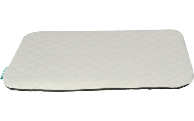 Pièce rectangulaire plate matelassée de couleur gris clair avec un dessous noir visible et une petite étiquette turquoise sur fond blanc