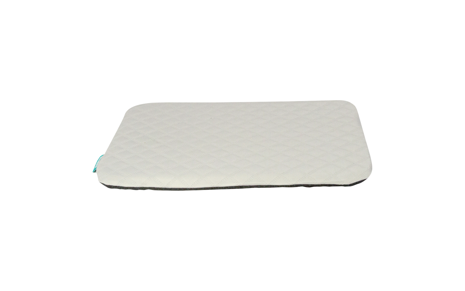 Pièce rectangulaire plate matelassée de couleur gris clair avec un dessous noir visible et une petite étiquette turquoise sur fond blanc