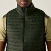 Bovenlichaam van een persoon tot aan de kin, met een donkergroene gewatteerde mouwloze bodywarmer met rits over een lichtgeel T-shirt met korte mouwen