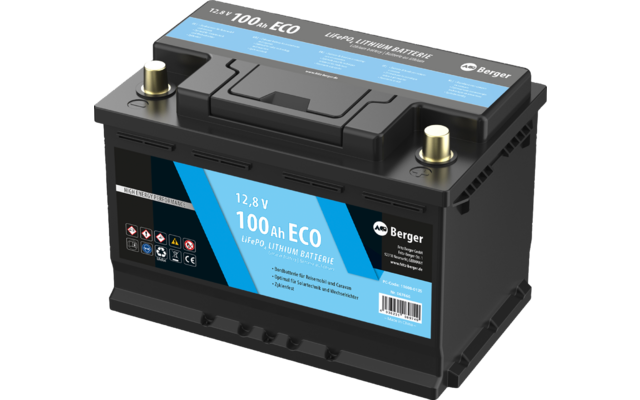 Eine schwarze 12-Volt-Autobatterie mit blauen und schwarzen Etiketten, auf denen 100 Ah ECO und die Marke Berger stehen