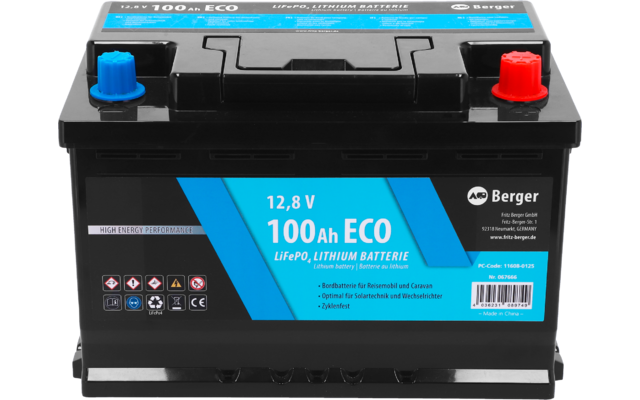 Schwarze rechteckige Batterie mit blauem Etikett, Aufschrift '12,8 V 100Ah ECO LiFePO4 LITHIUM BATTERIE', roter und blauer Pol oben
