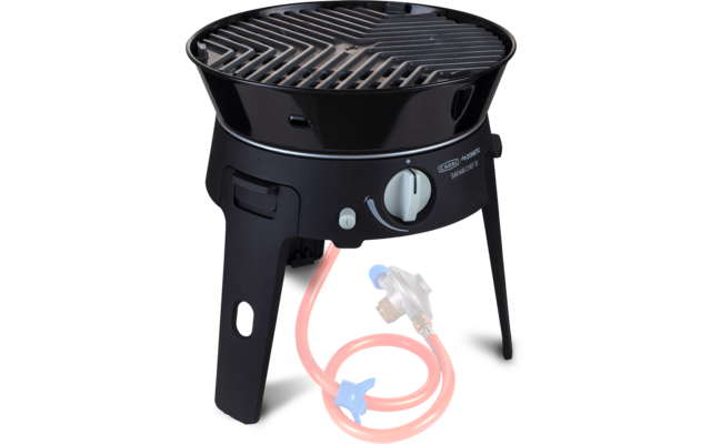 Gril rond noir avec grille rainurée, support à trois pieds, bouton de réglage latéral et flexible de gaz rouge avec détendeur et raccords bleus