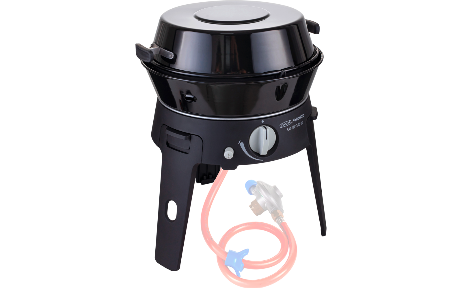 Gril rond noir avec couvercle sur trois pieds, devant un tuyau de gaz rouge avec détendeur métallique