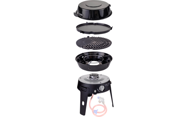 Exploded view of round black metal components: top lid, flat round plate, round grill grate, bowl with burner frame, base with control knob and attached red hose with blue regulator