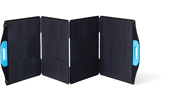 Vier ausgeklappte rechteckige Solarpaneele mit schwarzen Solarzellen und blauen Tragegriffen auf weißem Hintergrund